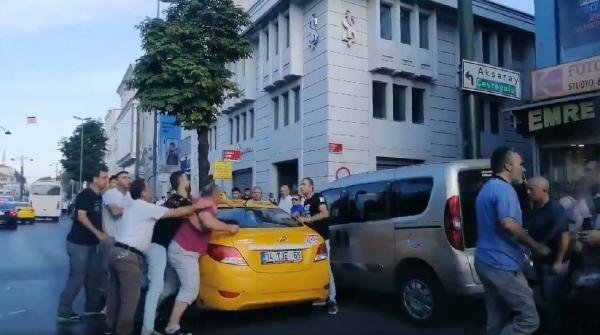 Fatih'te taksici yolcuya bıçakla saldırdı