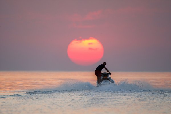 a Van Gölü sahillerinde gün batımı güzelliği