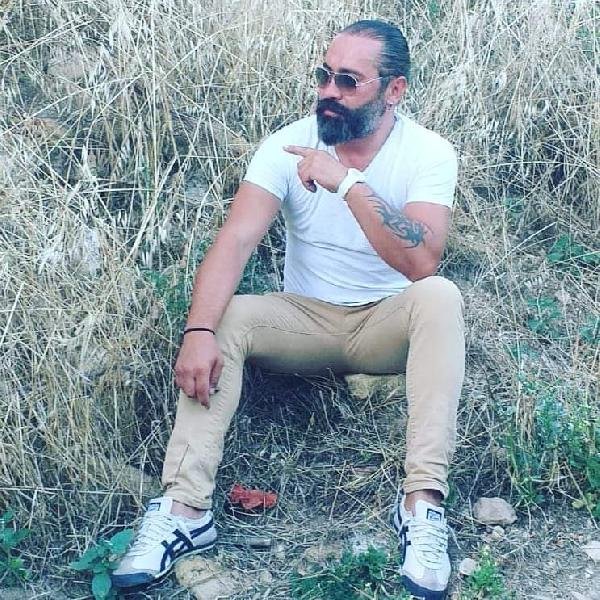 Çanakkale'de otomobili uçuruma yuvarlanan müzisyen öldü