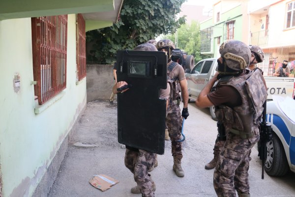 i Adana’da aranan şüphelilere şafak operasyonu yapıldı