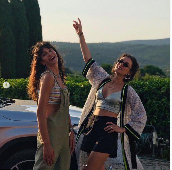 Özge Özpirinçci yogaya sardı