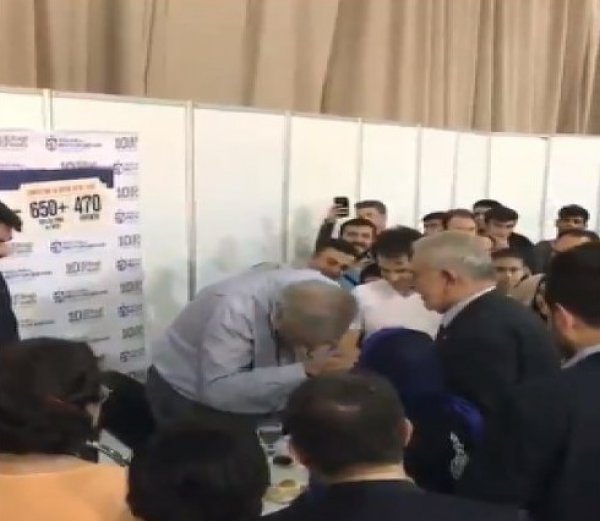 İlber Ortaylı, Ömer Tuğrul İnançer’in elini öptü