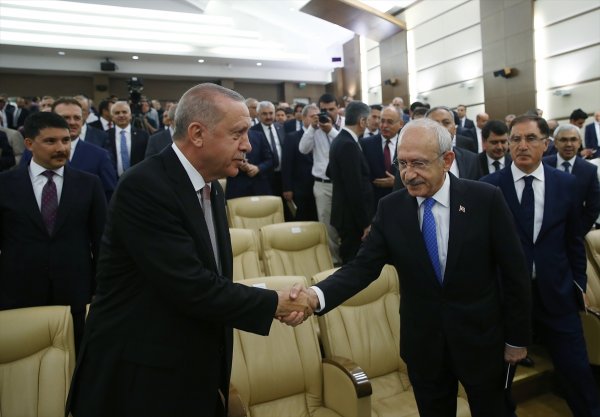 a Erdoğan ve Kılıçdaroğlu birbirlerine bakmadan tokalaştı