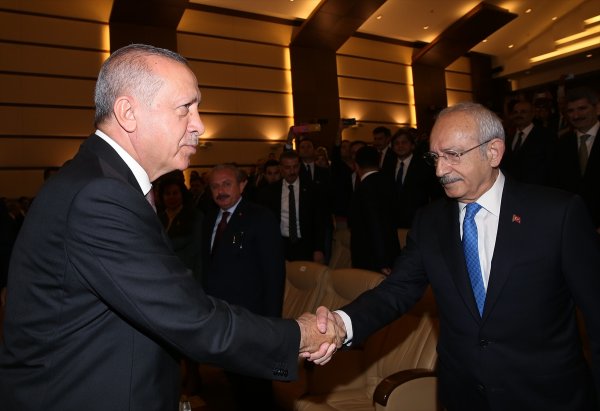 a Erdoğan ve Kılıçdaroğlu birbirlerine bakmadan tokalaştı
