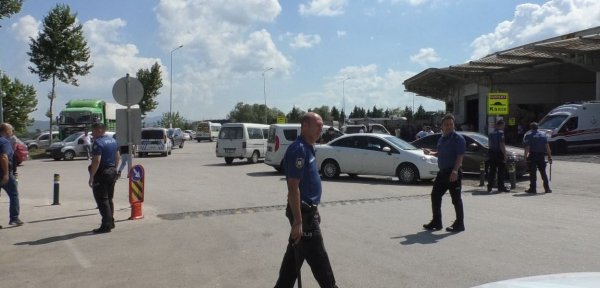 Bursa’da boşanmak isteyen çiftin aileleri birbirine girdi