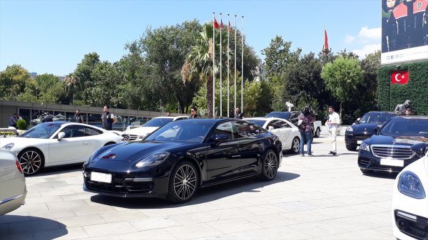 a İstanbul'da lüks otomobil kaçakçılığı operasyonu