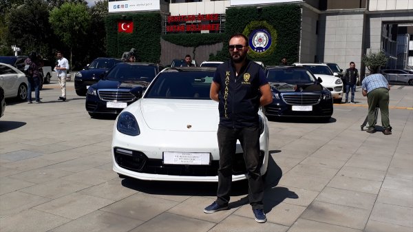 a İstanbul'da lüks otomobil kaçakçılığı operasyonu