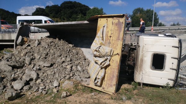 Freni patlayan kamyon Arnavutköy'de şarampole yuvarlandı