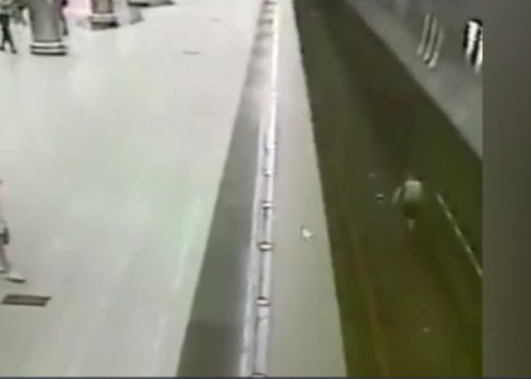 Telefonuyla oynarken raylara düşen Rus