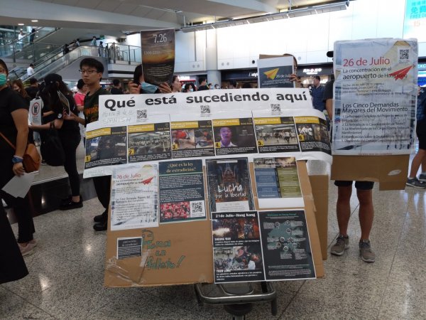 Hong Kong'da protestolar havaalanına sıçradı