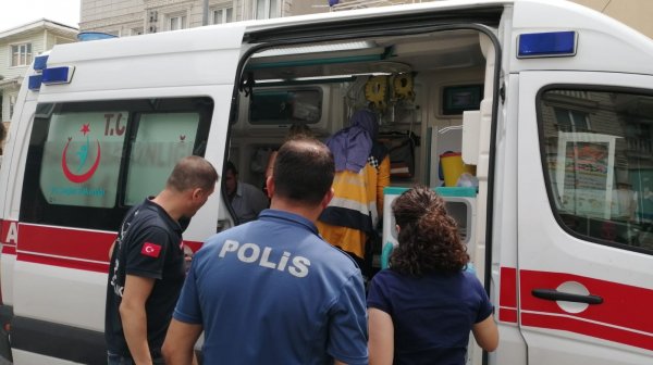 i Borcunu almaya gitti, iki kişinin taşla saldırısına uğradı