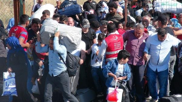 Suriyeliler sınır kapısında izdiham oluşturdu