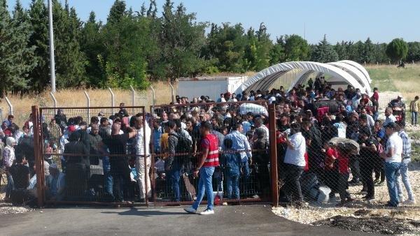Suriyeliler sınır kapısında izdiham oluşturdu