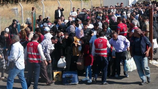 Suriyeliler sınır kapısında izdiham oluşturdu