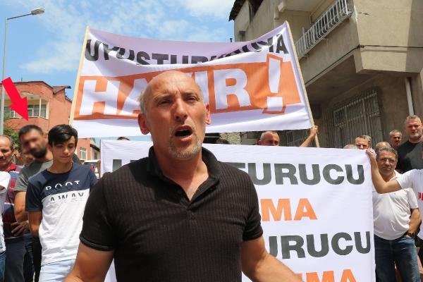 d Uyuşturucuya hayır pankartı taşıdı, bonzai ile yakalandı