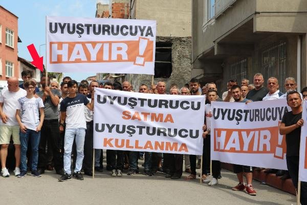 d Uyuşturucuya hayır pankartı taşıdı, bonzai ile yakalandı