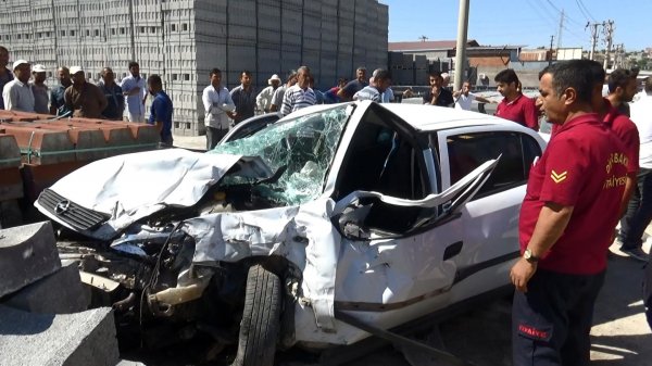 Aşırı hızlı araç makas attı: 1 ölü, 1 yaralı