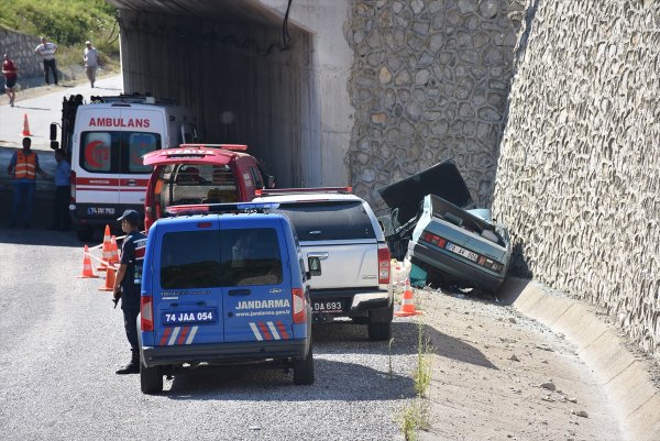 a Otomobil üst geçitten düştü: 1 ölü, 4 yaralı