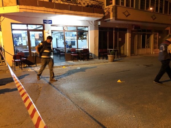 i Eski ortağına kıraathane önünde kurşun yağdırdı