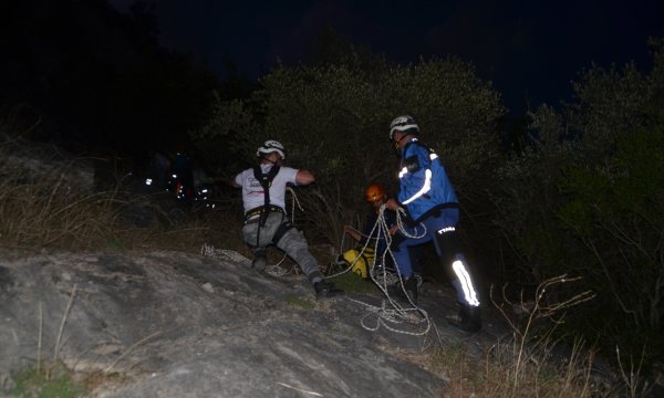 i Selfie çektiği kayalıklardan düştü