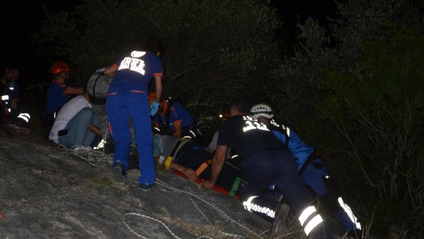 i Selfie çektiği kayalıklardan düştü