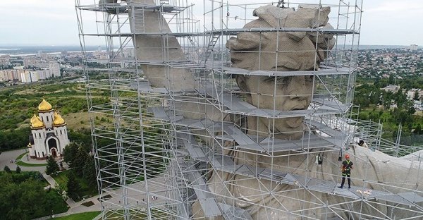 Rusların Anavatan Çağırıyor heykeli