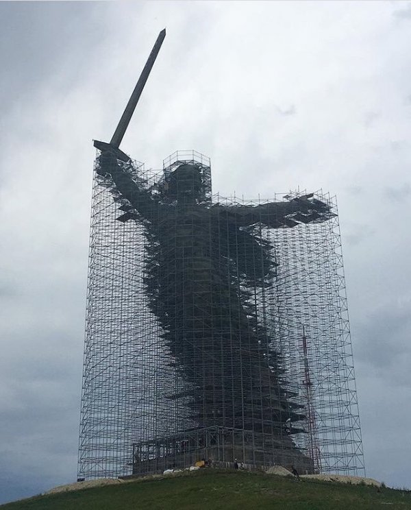 Rusların Anavatan Çağırıyor heykeli