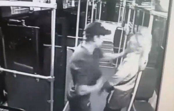 Rus yolcudan kadın kondüktöre yumruk