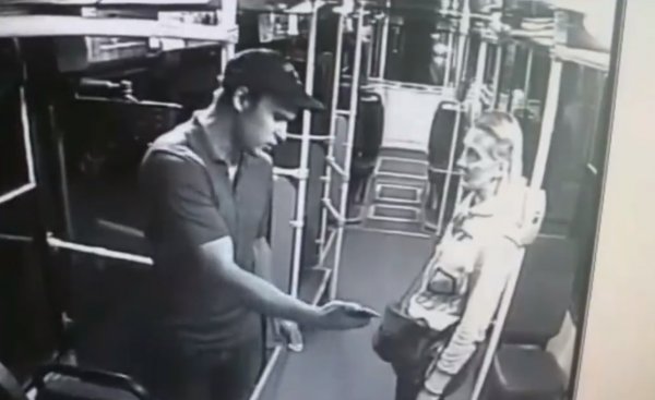 Rus yolcudan kadın kondüktöre yumruk