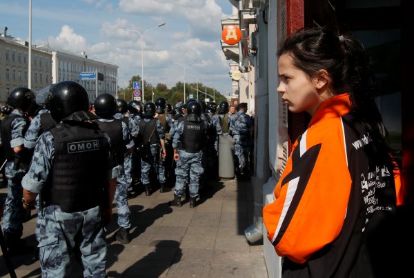r Rusya'da gözaltı sayısı bine ulaştı