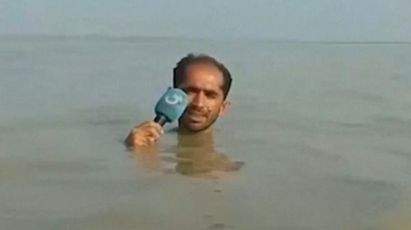 Pakistanlı gazeteci suyun içinde anons çekti