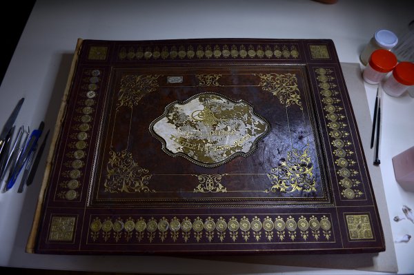 140 yıllık albüm Dolmabahçe Sarayı'nda restore ediliyor