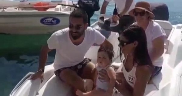 Aslıhan Doğan kolunda servet taşıyor