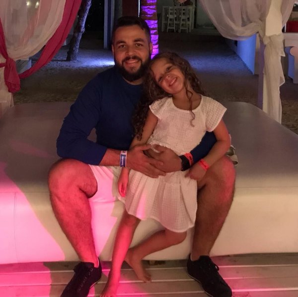 Kızı için anne kılığına girdi