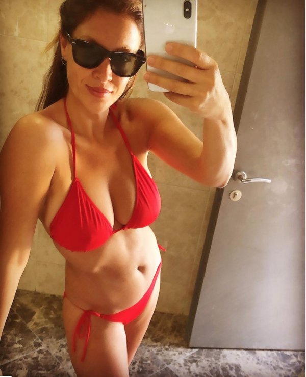 Tuğba Ekinci'den bikinili fotoğraf