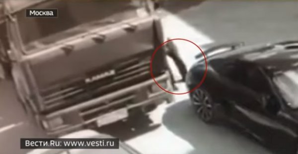 Freni tutmayan kamyonu kapısından yakalayıp durdurdu