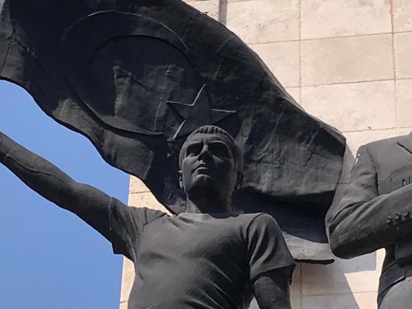 Belediye başkanı kendisinin ve eşinin heykelini yaptırdı