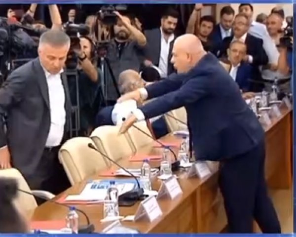 Sendikacılar zam istemek yerine tartıştı