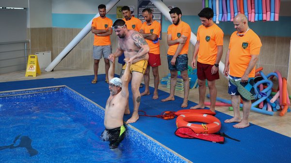 a Suda boğulmalara karşı ücretsiz eğitimler