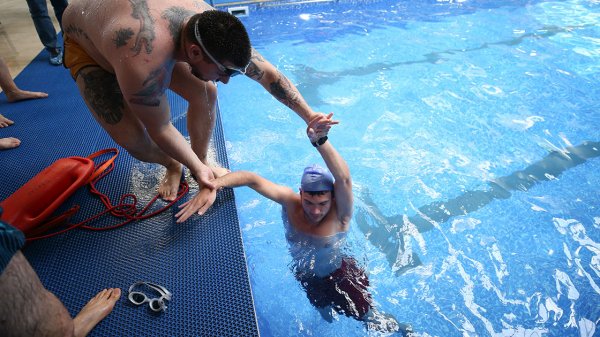 a Suda boğulmalara karşı ücretsiz eğitimler