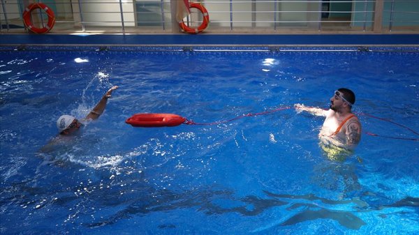 a Suda boğulmalara karşı ücretsiz eğitimler