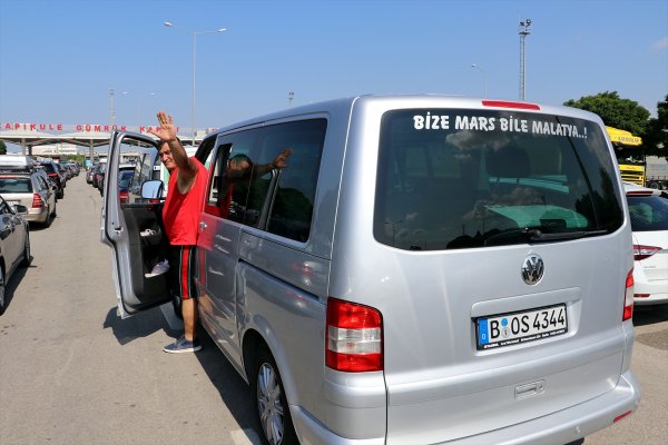 Gurbetçiler Türkiye'den ayrılıyor