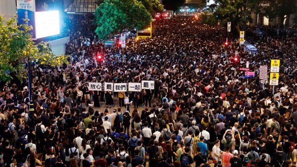 Hong Kong'da göstericiler Çin bayrağını indirdi