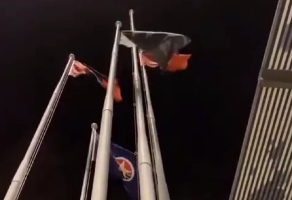 Hong Kong'da göstericiler Çin bayrağını indirdi