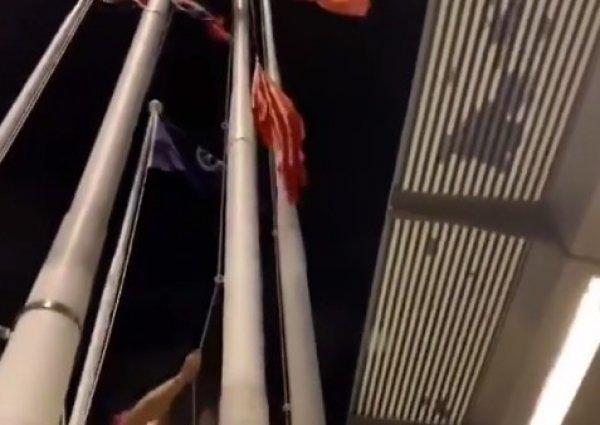 gv Hong Kong'da göstericiler Çin bayrağını indirdi