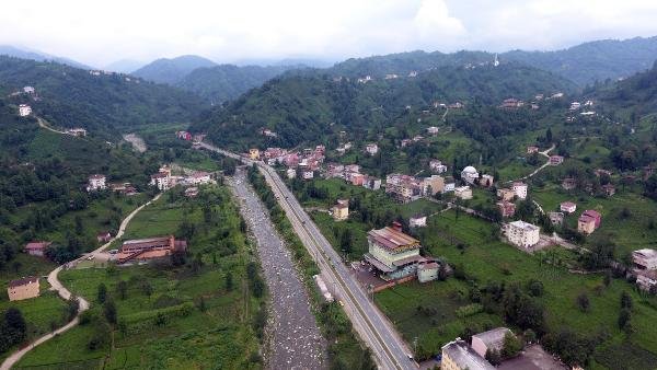 d Karadeniz'de dere yatağında bulunan binalar yıkılıyor
