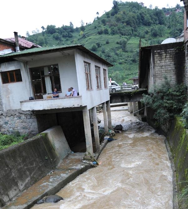 d Karadeniz'de dere yatağında bulunan binalar yıkılıyor