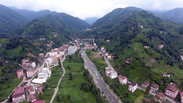 d Karadeniz'de dere yatağında bulunan binalar yıkılıyor
