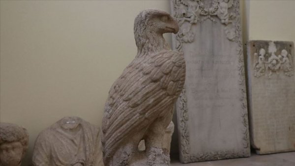 Kınık Höyük'te kartal heykelleri bulundu
