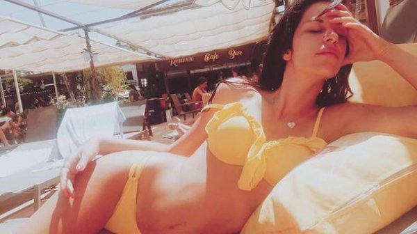 Kıvılcım Ural'dan bikinili paylaşımlar